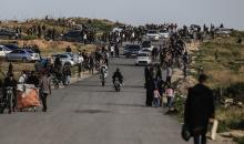 استعرض شبان فلسطينيون مهاراتهم في ركوب الدراجات على الكثبان الرملية والطرق في منطقة نتساريم جنوب مدينة غزة، أمام حشد كبير، 27 مارس/آذار 2026. تصوير: معز صالحي