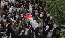 ووري جثمان أربعة فلسطينيين من عائلة واحدة، بينهم طفلان، الثرى في مسقط رأسهم بلدة طمون شمال الضفة الغربية. وقد قُتلوا برصاص جنود إسرائيليين داخل سيارتهم، بحسب وزارة الصحة الفلسطينية، 15 مارس/آذار 2026. تصوير: محمد ناصر