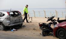 بيروت 12 مارس 2026 (شينخوا) في الصورة الملتقطة يوم 12 مارس 2026، ضابط من الشرطة اللبنانية يتفقد موقعا استهدفته غارة جوية إسرائيلية على منطقة الرملة البيضاء في بيروت في لبنان .......JPG