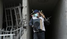 30 مارس 2026 (شينخوا) في الصورة الملتقطة 12 مارس 2026، رجل يحمل أدوات منزلية من مبنى متضرر في العاصمة الإيرانية طهران.JPG