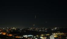 شوهدت صواريخ تحلق فوق الخليل في الضفة الغربية في الأول من مارس/آذار 2026، وسط تبادل مستمر للهجمات بين إيران وإسرائيل والولايات المتحدة (صورة: مأمون وزواز)