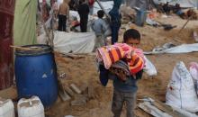 فلسطينيون يبحثون عن أغراضهم الشخصية بين الأنقاض عقب الهجوم الإسرائيلي على خيام مؤقتة في منطقة أنصار بمدينة غزة، في 12 مارس/آذار 2026. صورة: مجدي فتحي