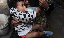 تعرض الرضيع جواد أسامة أبو نصار لإصابات جسدية ونفسية بعد اعتقاله هو ووالده من قبل القوات الإسرائيلية قرب مخيم المغازي للاجئين في قطاع غزة، 24 مارس/آذار 2026. صورة: رمزي أبو عامر