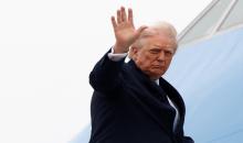 الرئيس الأميركي دونالد ترامب يلوّح بيده أثناء صعوده إلى طائرة الرئاسة إير فورس ون  لدى مغادرته قاعدة أندروز الجوية المشتركة في ولاية ماريلاند، في 20 /آذار 2026. (رويترز)