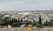 تصاعد دخان قرب سور البلدة القديمة في القدس بعد سقوط شظايا صاروخ.jpeg