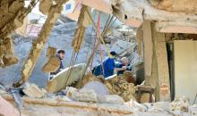 صيدا 14 مارس 2026 (شينخوا) في الصورة الملتقطة يوم 13 مارس 2026، أشخاص يتفقدون موقعا تضرر جراء غارة جوية إسرائيلية بالقرب من مدينة صيدا في لبنان.JPG