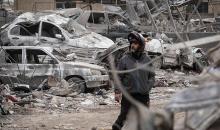 رجل إيرانيّ يسير بين دمار هائل عقب قصف في طهران (Getty Images).jpg