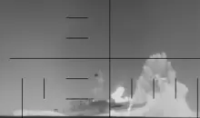 صورة من مقطع فيديو نشرته وزارة الدفاع الأمريكية لما تصفه لحظة استهداف سفينة حربية إيرانية في المحيط الهندي (الفرنسية).webp