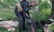 الشرطة تتعامل مع شظية صاروخية في الخليل.jpg