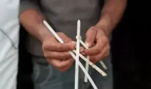 صهيب أبو الكباش يحمل أربطة بلاستيكية استُخدمت خلال هجوم شنّه مستوطنون إسرائيليون على تجمع حمصة البدوي بالضفة الغربية المحتلة يوم 19 مارس آذار 2026. (تصوير، محمد توركمان).webp