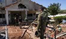 القدس 3 مارس 2026 (شينخوا) في الصورة الملتقطة يوم 3 مارس 2026، أفراد أمن إسرائيليون يتفقدون منزلا تضرر خلال هجمات في موشاف كفار يوفال شمالي إسرائيل، قرب الحدود مع جنوبي لبنان.JPG