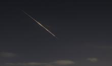 صواريخ في سماء تل أبيب وسط وابل جديد من الهجمات الصاروخية الإيرانية في 5 آذار 2026. (أ ف ب).jpeg