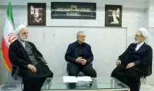 المجلس المؤقت يتكون من الرئيس الإيراني مسعود بيزشكيان (وسط) ورئيس السلطة القضائية غلام حسين محسني إيجي (يسار)، ونائب رئيس مجلس الخبراء علي رضا عرافي (رويترز).webp