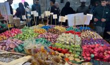 يتسوق الفلسطينيون في سوق الزاوية الشهير بمدينة غزة استعدادًا لعيد الفطر في 18 مارس/آذار 2026. وقد ارتفعت أسعار السلع في المدينة نتيجة استمرار إغلاق المعابر الحدودية، والحصار المفروض على قطاع غزة، ومحدودية دخول الإمدادات. (صورة: مطر الزاق)