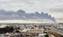 دخان متصاعد إثر هجوم إيراني استهدف خزان وقود في مطار الكويت الدولي يوم 25 مارس/آذار 2026 (أسوشيتد برس)