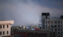 طهران 3 مارس 2026 (شينخوا) في الصورة الملتقطة يوم 3 مارس 2026، دخان يتصاعد بعد سماع دوي انفجارات في العاصمة الإيرانية طهران..JPG