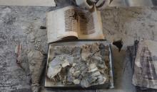 عملية الإنقاذ والترميم الأولية للكتب والمخطوطات بمكتبة الجامع العمري الكبير في البلدة القديمة بمدينة غزة في 2 مارس/آذار 2026.صورة: عمر أشتوي