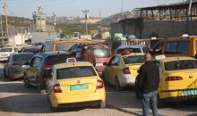 فلسطينيون ينتظرون عند حاجز عسكري إسرائيلي قرب نابلس، بعد أن أغلقت القوات الإسرائيلية نقاط التفتيش والبوابات الحديدية عند مداخل المدن، في أعقاب الهجمات المستمرة بين إسرائيل وإيران، 3 مارس/آذار 2026. صورة: محمد ناصر