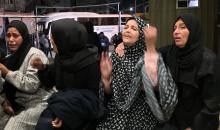 قُتل ثلاثة فلسطينيين، بينهم طفل وامرأة حامل، وأُصيب آخرون بجروح، إثر انهيار جدار على مخيم للنازحين في مواسي خان يونس، جنوب قطاع غزة، ليلة أمس، 16 مارس/آذار 2026. (صورة: طارق محمد)