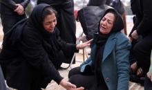 طهران 10 مارس 2026 (شينخوا) في الصورة الملتقطة يوم 9 مارس 2026، سيدات يبكين في جنازة لأشخاص فقدوا أرواحهم خلال الضربات التي شنتها الولايات المتحدة وإسرائيل ضد إيران، في مقبرة جنة الزهراء في العاصمة الإيرانية طهران.JPG