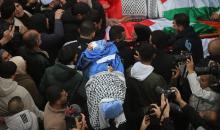 ووري جثمان أربعة فلسطينيين من عائلة واحدة، بينهم طفلان، الثرى في مسقط رأسهم بلدة طمون شمال الضفة الغربية. وقد قُتلوا برصاص جنود إسرائيليين داخل سيارتهم، بحسب وزارة الصحة الفلسطينية، 15 مارس/آذار 2026. تصوير: محمد ناصر