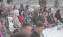 تجمع فلسطينيون لأداء صلاة عيد الفطر على أنقاض مسجد حمزة المدمر وفي الخيام المحيطة به في مدينة غزة، في 20 مارس/آذار 2026. صورة: محمد أسود