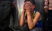 وصل جثمان الطفل مقبل بربخ إلى مستشفى ناصر بعد أن قُتل بنيران الجيش الإسرائيلي أثناء توجهه لاستلام طرد غذائي في شارع صلاح الدين، شرق خان يونس، جنوب قطاع غزة، في 29 مارس/آذار 2026. (صورة: طارق محمد)