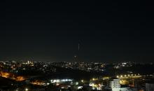 شوهدت صواريخ تحلق فوق الخليل في الضفة الغربية في الأول من مارس/آذار 2026، وسط تبادل مستمر للهجمات بين إيران وإسرائيل والولايات المتحدة (صورة: مأمون وزواز)