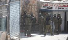 داهمت القوات الإسرائيلية مخيم عسكر للاجئين شرق نابلس في الضفة الغربية، في عملية عسكرية واسعة النطاق بتاريخ 2 مارس/آذار 2026. (صورة: محمد ناصر)