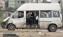 أطفال فلسطينيون نازحون يلعبون بألعاب بسيطة خلال عيد الفطر وسط الخيام والمباني المدمرة في مخيم النصيرات للاجئين، 21 مارس/آذار 2026. صورة: رمزي أبو عامر