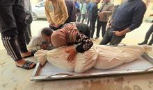 الفلسطينيون ينعون جثمان أسماء الصعيدي(، 54 عامًا، في مستشفى شهداء الأقصى بدير البلح، بعد أن أطلق عليها الجيش الإسرائيلي النار شرق مخيم المغازي، في 14 مارس/آذار 2026. صورة: أحمد إبراهيم