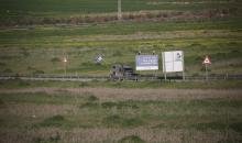 فلسطينيون ينتظرون عند حاجز عسكري إسرائيلي قرب نابلس، بعد أن أغلقت القوات الإسرائيلية نقاط التفتيش والبوابات الحديدية عند مداخل المدن، في أعقاب الهجمات المستمرة بين إسرائيل وإيران، 3 مارس/آذار 2026. صورة: محمد ناصر