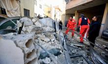 صيدا 14 مارس 2026 (شينخوا) في الصورة الملتقطة يوم 13 مارس 2026، أشخاص يتفقدون موقعا تضرر جراء غارة جوية إسرائيلية بالقرب من مدينة صيدا في لبنان. وأعلنت وزارة الصحة العامة في لبنان، أمس (الجمعة).JPG