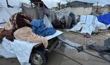 يعاني الفلسطينيون النازحون، الذين دُمرت منازلهم في هجمات إسرائيلية ويعيشون الآن في خيام مؤقتة، من ظروف قاسية بسبب البرد القارس والأمطار الغزيرة. دير البلح، وسط قطاع غزة، في 26 مارس/آذار 2026. (صورة: أحمد إبراهيم)