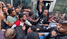 نُقل 24 أسيرًا فلسطينيًا أفرجت عنهم القوات الإسرائيلية إلى مستشفى شهداء الأقصى في دير البلح، وسط قطاع غزة، من قبل اللجنة الدولية للصليب الأحمر في 19 أبريل/نيسان 2026. (صورة: أحمد إبراهيم)