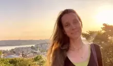 الصحافية الأميركية شيلي كيتلسون خلال إقامتها في إسطنبول عام 2023 (فيسبوك).webp