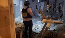 أضرار بالقرب من محطة القطار في تل أبيب جراء سقوط شظايا صاروخ عنقودي.jpg