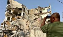 بيروت 5 أبريل 2026 (شينخوا) في الصورة الملتقطة يوم 4 أبريل 2026، رجل يلتقط صور مبان متضررة عقب غارات جوية إسرائيلية على مدينة صور في لبنان.JPG