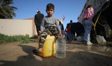 يتجمع الفلسطينيون النازحون لجلب الماء وسط خيام متداعية، ما يعكس تدهور الأوضاع المعيشية والنقص الحاد في الاحتياجات الأساسية، مخيم النصيرات للاجئين وسط قطاع غزة، 31 مارس/آذار 2026. تصوير: حسن الجديدي