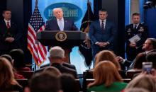 الرئيس الأميركي دونالد ترامب يعقد مؤتمراً صحفياً برفقة وزير الحرب الأميركي بيت هيغسيث ورئيس هيئة الأركان المشتركة الجنرال دان كين في قاعة جيمس إس. برادي للصحافة بالبيت الأبيض في واشنطن، 6 أبريل/نيسان 2026. (رويترز)