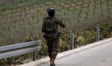 يحاول فلسطينيون الوصول إلى أراضيهم الزراعية في بلدة حلحول شمال الخليل جنوب الضفة الغربية، إلا أن الجيش الإسرائيلي يمنعهم من ذلك، وفق ما أفاد به شهود عيان،  17 أبريل/نيسان 2026. صورة: مأمون وزواز