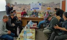 أبو ريالة خلال صالون صحفي نظمه منتدى الإعلاميين الفلسطينيين.jpg