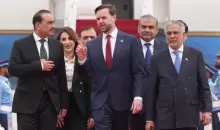 جيه دي فانس (وسط) مع رئيس أركان الجيش الباكستاني ووزير الخارجية الباكستاني بعد وصوله إلى إسلام آباد (غيتي).webp