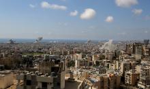 8 أبريل/نيسان 2026، بيروت، لبنان: يتصاعد الدخان من الضاحية الجنوبية لبيروت، معقل حزب الله الموالي لإيران، عقب موجة من الغارات الجوية الإسرائيلية المتزامنة (حقوق الصورة: © مروان نعماني/وكالة الأنباء الألمانية ZUMA Press/APA Images)