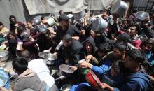إحدى الجمعيات الخيرية توزع وجبات طعام على الفلسطينيين النازحين في مخيم النصيرات للاجئين، في ظل استمرار نقص الغذاء نتيجةً للسياسة الإسرائيلية المتعلقة بدخول المساعدات إلى غزة 11 أبريل/نيسان 2026. حسن جيدي