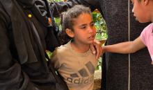 الفلسطينيون ينعون وفاة هدى العطار في مجمع ناصر الطبي، بعد استشهادها في غارة جوية إسرائيلية استهدفت خيمتها في منطقة المواصي، جنوب خان يونس، جنوب قطاع غزة. 26 أبريل/نيسان 2026. تصوير: طارق محمد