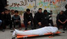 ودّع المشيّعون جثامين الفلسطينيين الذين سقطوا في غارة جوية إسرائيلية على مخيم الشاطئ للاجئين خلال جنازتهم في مدينة غزة في 15 أبريل/نيسان 2026. صورة: بلال أسامة