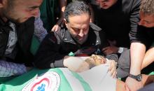 مشيعون فلسطينيون يودعون جثمان المسعف إبراهيم صقر خلال جنازته في مستشفى الشفاء بمدينة غزة في 29 أبريل/نيسان 2026. (صورة: بلال أسامة)