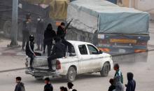 مسلحون من الفصائل الفلسطينية يسيّرون قوافل مساعدات في غزة يوم 17 يناير 2024 (رويترز).jpeg