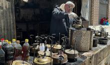 عادل عيسى، 63 عامًا، يُصلح مواقد الكيروسين القديمة في ورشته بمخيم الشاطئ، في مدينة غزة، صورة فوتوغرافية لهادي داود